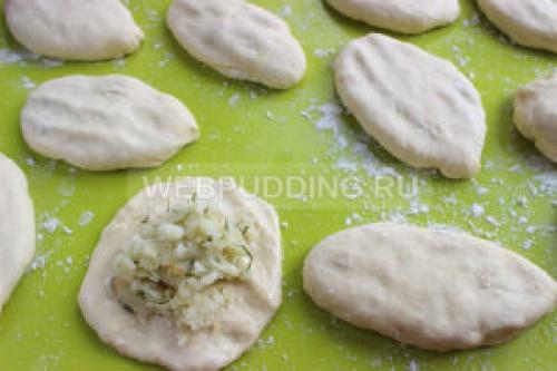 Быстрые пирожки на кефире готовятся моментально на сковороде. 