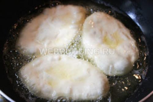 Быстрые пирожки на кефире готовятся моментально на сковороде. 