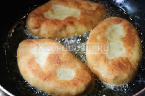 Быстрые пирожки на кефире готовятся моментально на сковороде. 
