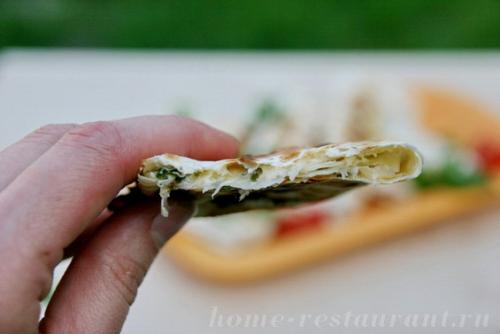 ЛАВАШ на мангале с сыром и помидорами. 