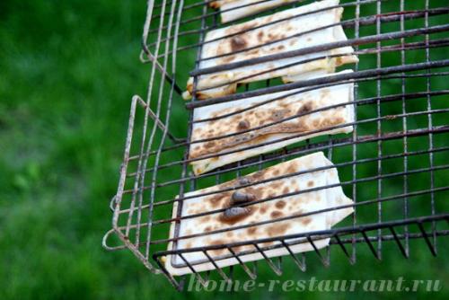 ЛАВАШ на мангале с сыром и помидорами. 