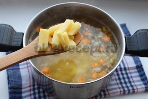 Рассольник с перловкой и солеными огурцами рецепт. Ингредиенты: