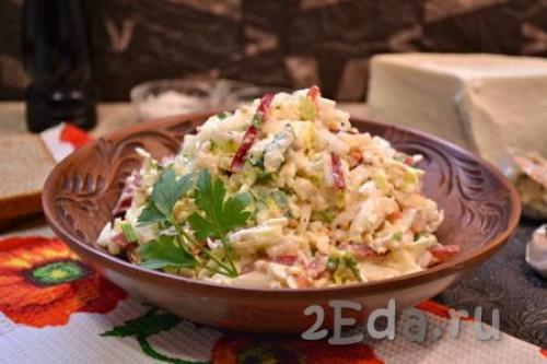 Салат с пекинской капустой и брынзой и помидорами.