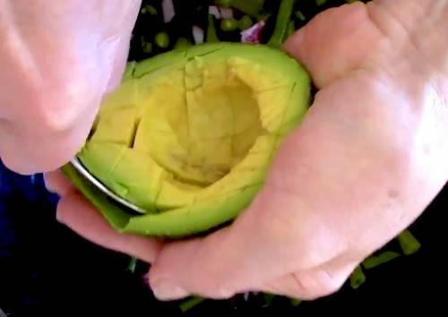 Полезный салат с авокадо и стручковой фасолью