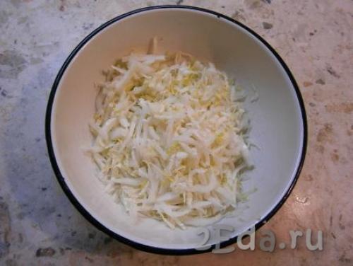 Салат с пекинской капустой и брынзой и помидорами.