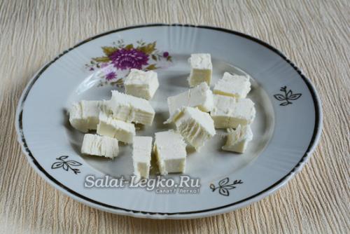 Салат с фетой и курицей и пекинской капустой. Салат из пекинской капусты с сыром Фета и помидорами