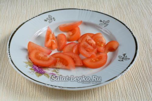 Салат с фетой и курицей и пекинской капустой. Салат из пекинской капусты с сыром Фета и помидорами