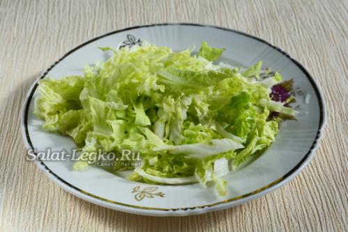 Салат с фетой и курицей и пекинской капустой. Салат из пекинской капусты с сыром Фета и помидорами