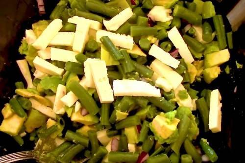 Полезный салат с авокадо и стручковой фасолью