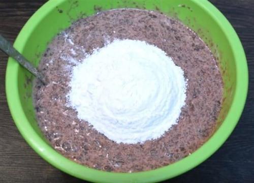 Печеночный торт из говяжьей печени со сметаной. Как приготовить слоеный торт из говяжьей печени со сметаной?