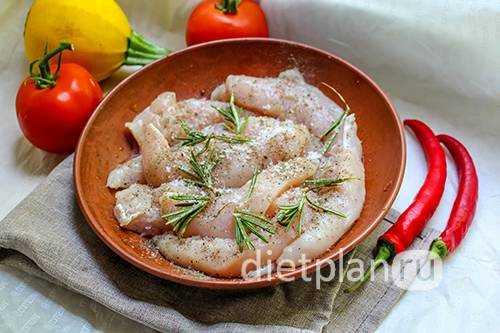 Диетическая куриная грудка с овощами в духовке. Рецепт запеченного куриного филе в духовке