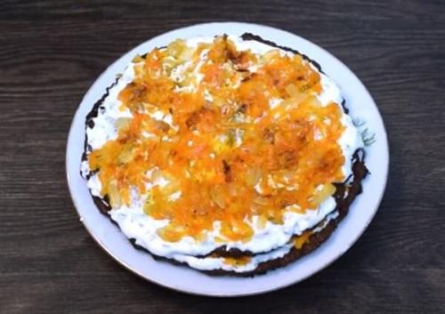 Печеночный торт из говяжьей печени со сметаной. Как приготовить слоеный торт из говяжьей печени со сметаной?