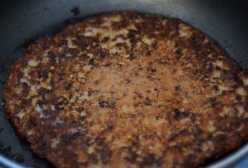 Печеночный торт из говяжьей печени со сметаной. Как приготовить слоеный торт из говяжьей печени со сметаной?