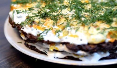 Печеночный торт из говяжьей печени со сметаной. Как приготовить слоеный торт из говяжьей печени со сметаной?