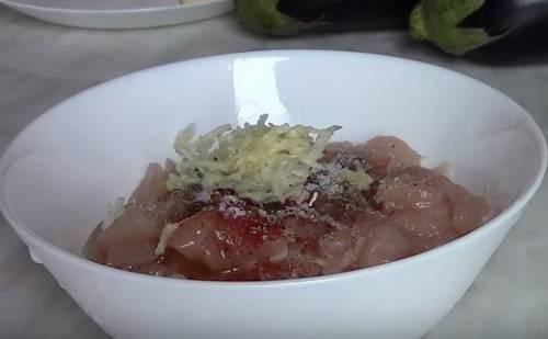 Фаршированный баклажан в духовке с фаршем. Баклажаны фаршированные куриной грудкой и сыром