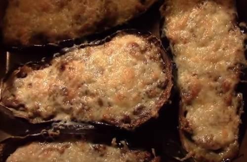 Фаршированный баклажан в духовке с фаршем. Баклажаны фаршированные куриной грудкой и сыром