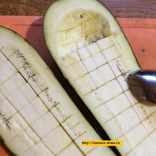 Лодочки из баклажанов с курицей и грибами. Фаршированные баклажаны курицей и грибами, запеченные в духовке с сырной корочкой