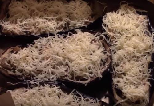 Фаршированный баклажан в духовке с фаршем. Баклажаны фаршированные куриной грудкой и сыром