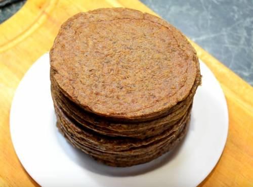 Закусочный печеночный торт. Праздничный печеночный торт из куриной печени с орехами