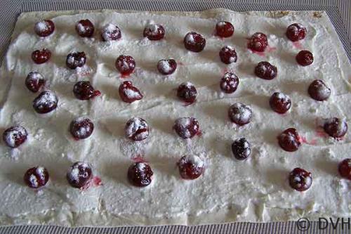 Рулет из лаваша с вишней. Творожно-вишневый рулет из лаваша