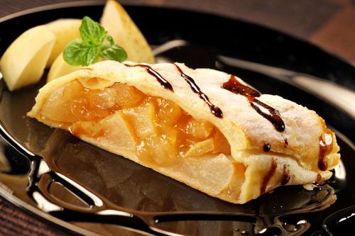 Сладкий рулет из лаваша с творогом и фруктами