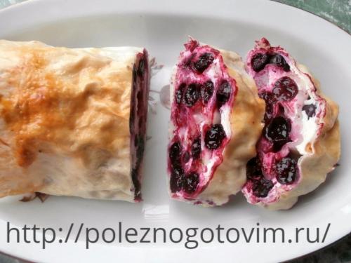 Самая простая и быстрая выпечка к чаю! Творожно-ягодный рулет из лаваша