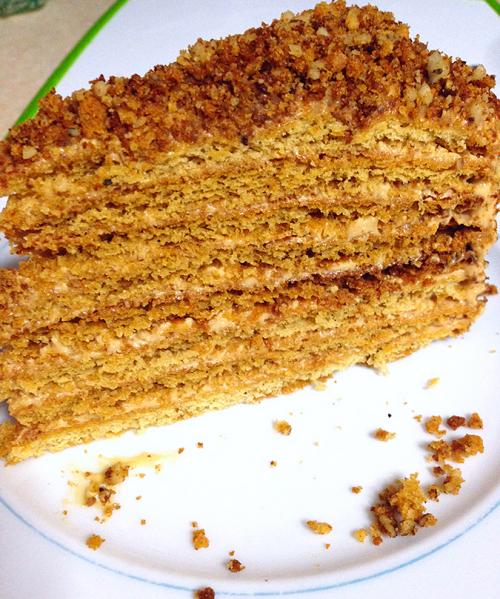 Медовик со сгущенкой и орехами. Медовик со сгущенкой