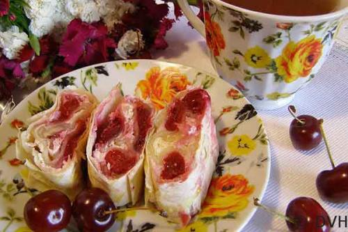 Рулет из лаваша с вишней. Творожно-вишневый рулет из лаваша