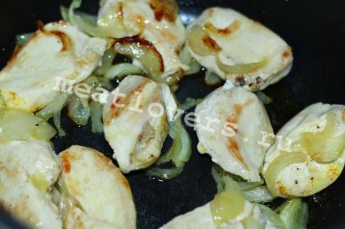 Куриная грудка в сметанном соусе в мультиварке. Куриное филе в сметанном соусе. Самое простое блюдо.
