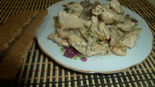 Куриная грудка в чесночно сметанном соусе на сковороде. Куриная грудка, тушенная в сметане на сковороде – понравится ему, тебе и мне! Быстрый и простой способ приготовления