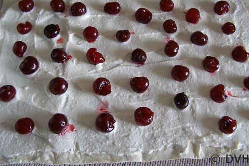 Рулет из лаваша с вишней. Творожно-вишневый рулет из лаваша