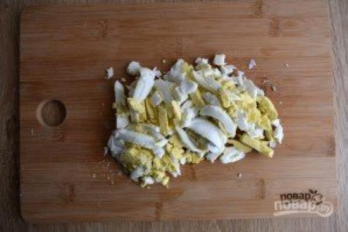 Салат иришка с сухариками и кукурузой и колбасой.