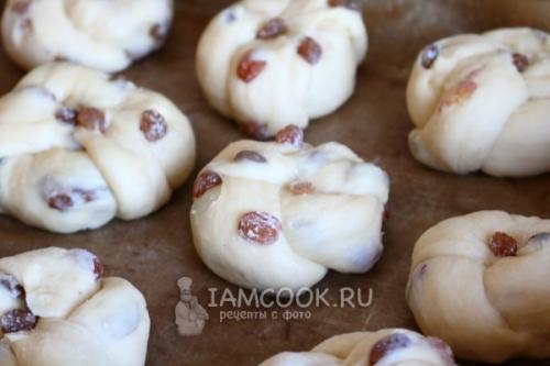 Сдобные булочки с изюмом. Булочки с изюмом из дрожжевого теста
