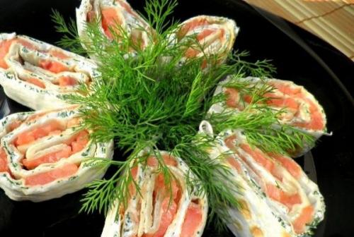 Рулет из лаваша с семгой и сливочным сыром