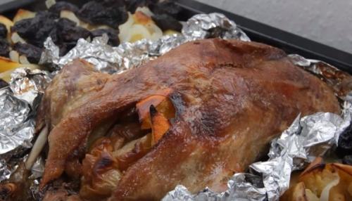 Утка фаршированная яблоками. Утка в яблоках с апельсинами, запеченная в фольге