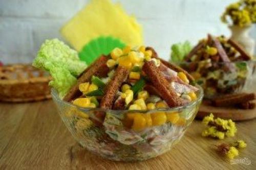 Салат иришка с сухариками и кукурузой и колбасой.