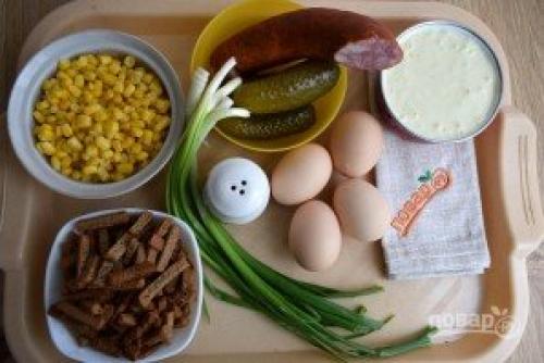 Салат иришка с сухариками и кукурузой и колбасой.