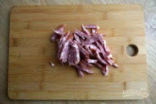 Салат иришка с сухариками и кукурузой и колбасой.