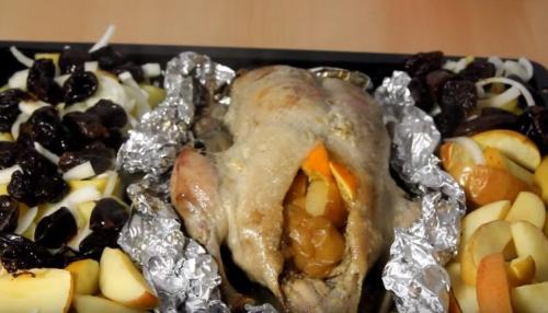 Утка фаршированная яблоками. Утка в яблоках с апельсинами, запеченная в фольге