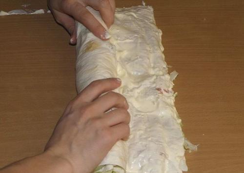 Рулет из лаваша с семгой и сливочным сыром