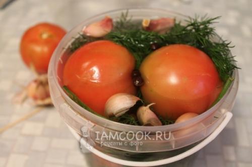 Засолка помидоров в ведре. Помидоры соленые в ведре на зиму