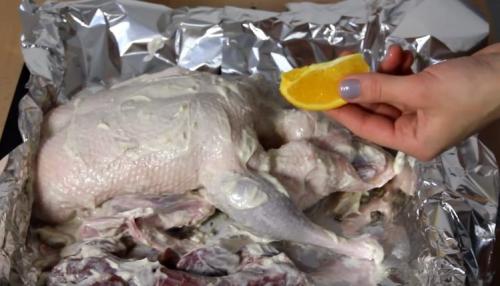 Утка фаршированная яблоками. Утка в яблоках с апельсинами, запеченная в фольге