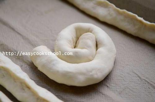 Пирог-улитка из слоеного теста. Слоеный пирог с курицей в виде улитки