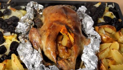 Утка фаршированная яблоками. Утка в яблоках с апельсинами, запеченная в фольге