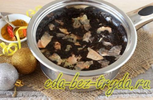 Скумбрия маринованная в луковой шелухе. Скумбрия в чайной заварке и луковой шелухе