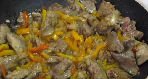 Рецепт куриной печени. 1. Куриная печень с овощами под соусом