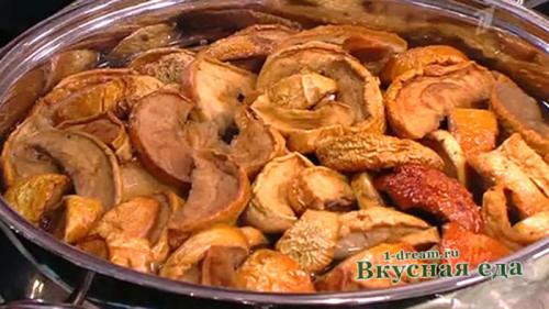 Компот из яблок сухих. Компот из сушеных яблок