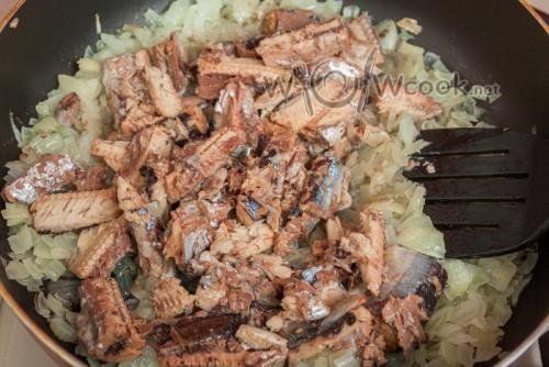 Заливной пирог на кефире с рыбной консервой