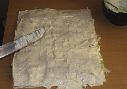 Рулет из лаваша с семгой и сливочным сыром