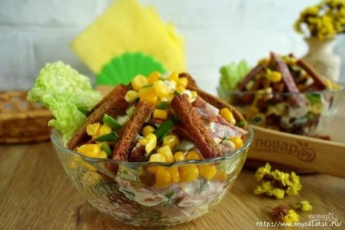 Салат иришка с сухариками и кукурузой и колбасой.